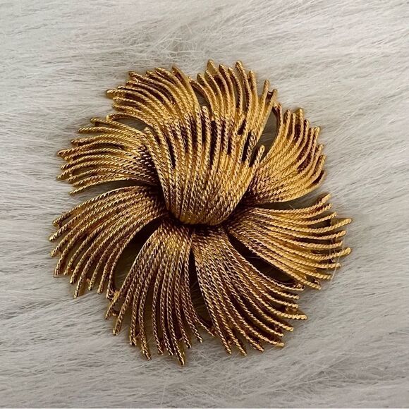 Vintage Monet Cordelia GoldTone Metal Flower Pin Brooch - Picture 5 of 10